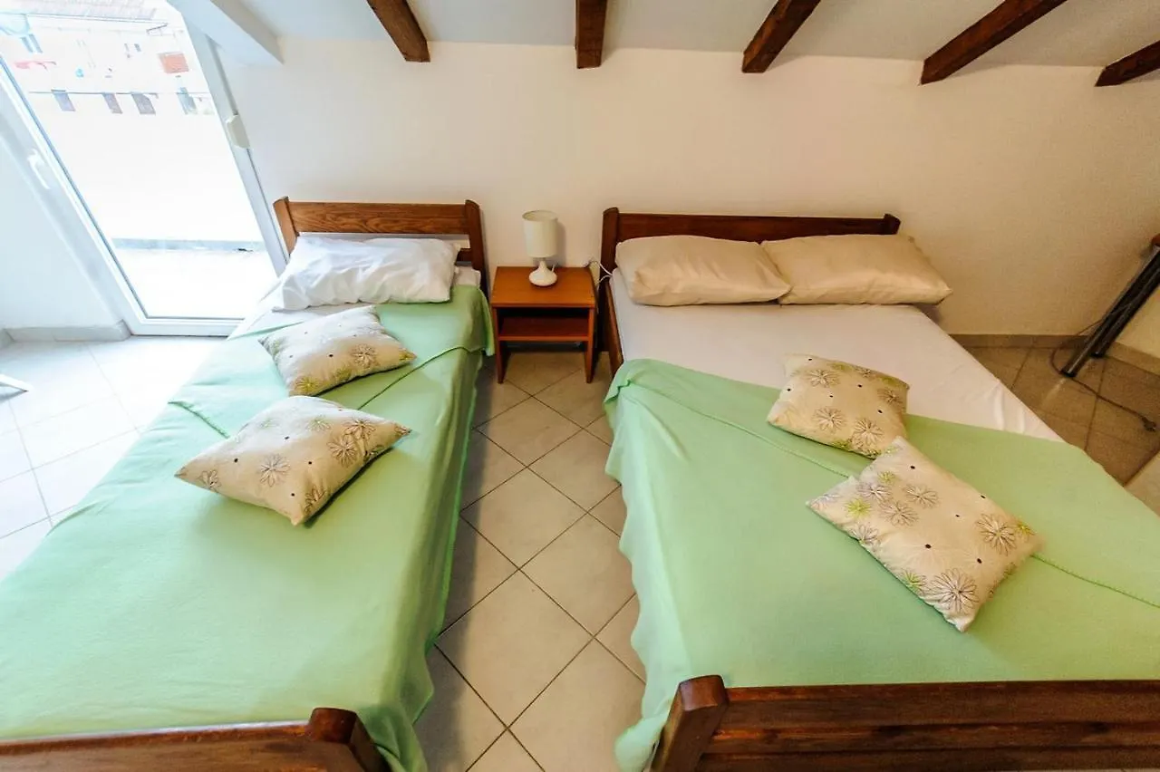 Apartments & Rooms Lucie Posedarje Panzió